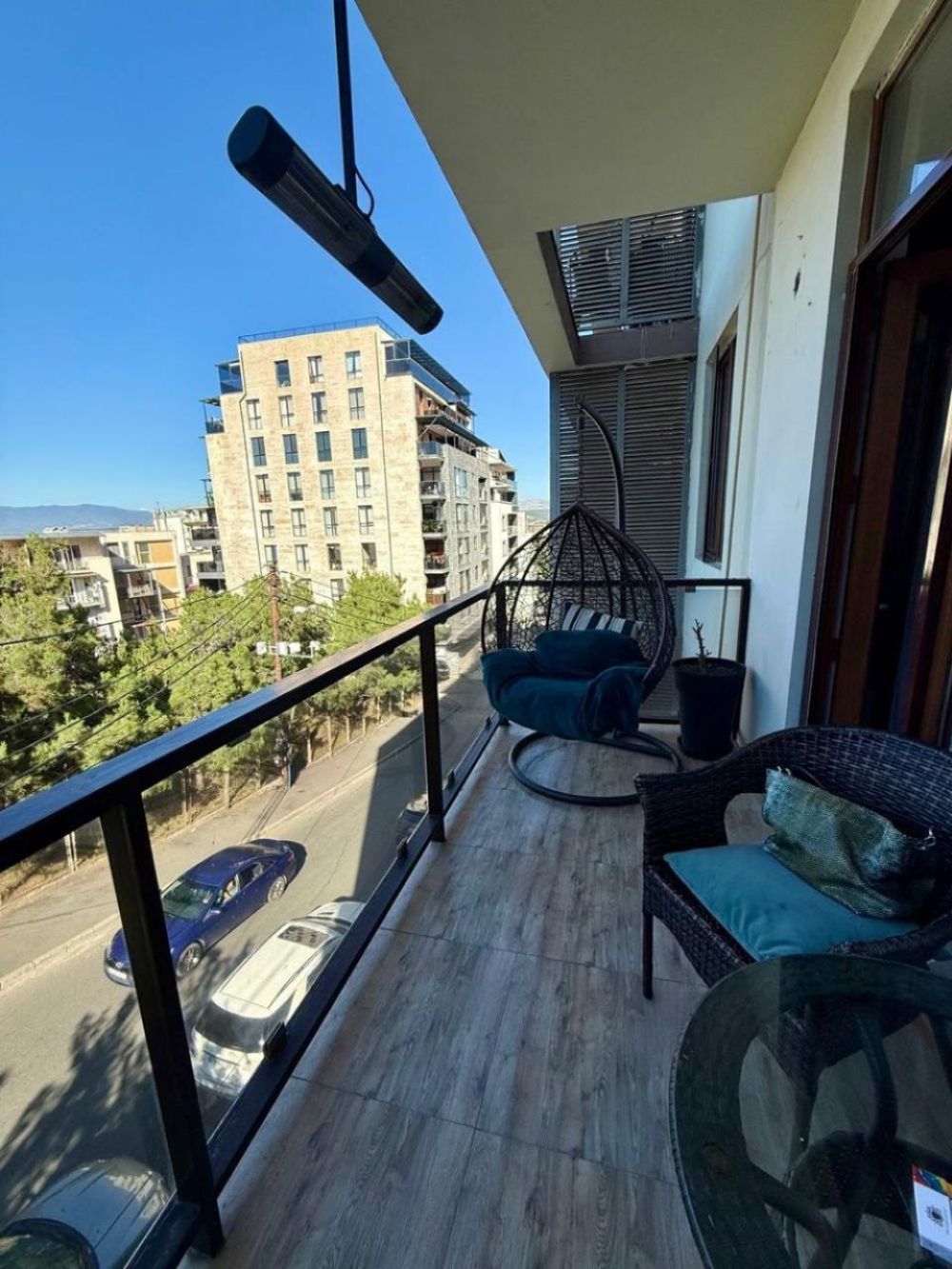 იყიდება 2 ოთახიანი ბინა ვაკეში